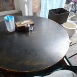 麺屋 波 - 待ち合わせ場所の外テーブル