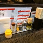 大阪大勝軒 - テーブルには「ニンニク、胡椒、ゴマ、お酢」がある