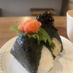 Cafe ONZE11 - オーナーさんのおすすめの明太子と、昆布の乗った焼きおにぎり。握り具合もふんわりして、食べやすい。