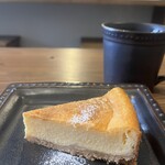 Cafe ONZE11 - ベイクドチーズケーキ。わたし好みの硬めさん。次はショコラケーキ食べたい。