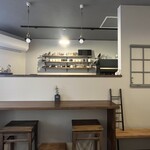 Cafe ONZE11 - スーツのオーダーメイドの店内をリフォームされたそう。