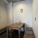 Cafe ONZE11 - テーブルも居心地の良さを数値化し、すべてオーダーメイドしたこだわり。