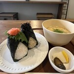 Cafe ONZE11 - おにぎりは２種類。具はその日のおすすめで。スープも美味しい。今日は中華スープ。