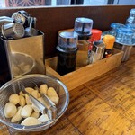 旭川味噌ラーメンばんから - 料理写真:テーブルに生ニンニクと搾り器