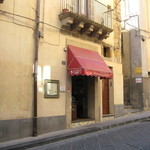 Il Locandiere - 赤いシェードの小さな入り口