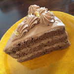 カフェ アリエ - クルミ入りチョコレートクリームケーキ