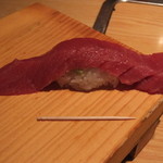 大船鮨 - 2014年7月に訪問したときです。大きさが分かるように楊枝を置いてみました。楊枝未使用です。