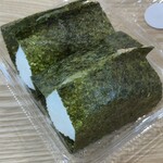 おおかわさんちのOpenKitchen - おにぎりはややしっかりめに握られており、食べ応えのある仕上がり。お米自体は甘みが感じられて美味しく、具材との相性も良かったです。