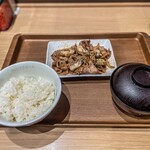 松屋 - 料理写真:牛肉と牡蠣のオイスターソース炒め890円（サラダ抜き、ライス並）と隅っこに写ってる瓶ビール490円です。