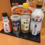 日高屋 - ドリンク写真:卓上の調味料(2025.12.15)