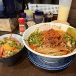 佐野らーめん 湧 - 豚ユッケ丼460円　　味噌麻辣麺1,000円