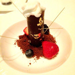 アルヴァ(アマン東京) - エスプレッソをたっぷりかけて頂く　見た目より軽いボリューム