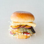 あわじ島バーガー 淡路島オニオンキッチン - あわじ島シーズナルフィッシュバーガー（ブリてりたま）