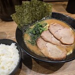 横浜家系ラーメン 銀家 - 料理写真: