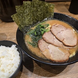 横浜家系ラーメン 銀家_0