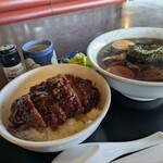 エスカルゴ - 料理写真:黒っぽいラーメンとカツ丼です