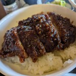 エスカルゴ - 薄めのカツに濃いめのとんかつソースがたっぷりです