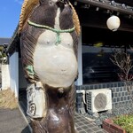 まがたま食堂 - お店の目印になるタヌキさん
