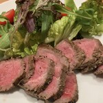 よし川食堂 - 表面のスパイスが程よく効いていて、さっぱりとしたサラダとの相性も抜群。お店の“十八番”と聞いて納得の仕上がりでした。