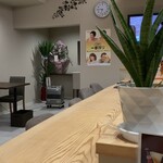 よし川食堂 - 店内はシンプルながらもすっきりと洗練された空間が広がっています。