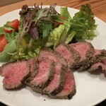 よし川食堂 - 〈ローストビーフ〉中心が美しいロゼ色。しっとりとした火入れで、とても柔らかく、噛むほどに旨みが広がります。