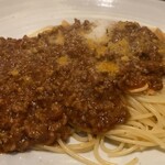 ラ・ガジガジ - ボロネーゼは、挽き肉の旨味がしっかりと感じられるコク深いソースが細麺によく絡み、一体感のある味わいです。