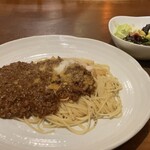 ラ・ガジガジ - パスタセット。パスタにサラダとドリンクが付く、満足感のある内容となっています。