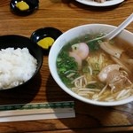 兼山 - 中華そば４００円とご飯１５０円　計５５０円≪2015年1月≫（兼山のメニューの中ではコスパトップクラスでしょう）