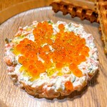 魚工房 としまや - 富士サーモンといくらのタルタル　そば粉入りワッフル添え