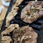 黒毛和牛ホルモン 大衆焼肉しんすけ - 