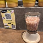 新宿燒肉 牛舌之檸檬 總本店 - 注文用のQRコードと卓上のソルト