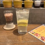 新宿燒肉 牛舌之檸檬 總本店 - 自慢の檸檬サワー　¥550 どちらかと言えば甘めなタイプでしたね