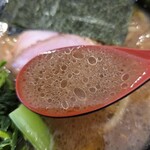 家系ラーメン 上総家 - スープ