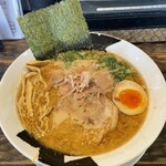 どでかっちゃん - 半生かつお節のせ和風塩とんこつ
麺硬め