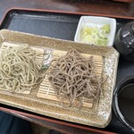 専心庵 - 
            白黒盛り合わせ1300円　生粉蕎麦とくろきこ蕎麦
