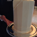 マダム・トキ - パンにつけるバターはこれから切り出されます。カルピス製のバターとのこと