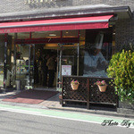 フランス菓子16区 - お店の外、駐車場も近くにあります。