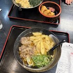 人力うどん - 料理写真:スタミナうどん780円、肉ごぼう天うどん800円、いなりすし210円