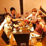 Shichirin Yakiniku An An - 家族での食事にも仲間内での宴会にも最適！4名テーブル席がズラリと並ぶ。