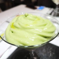 ジョンティ アッシュ - 爽やかなフルーツトマトのムース
                　天使の海老・帆立貝・ムール貝を野菜のジュレでコーティングし
                　軽やかなグリーンアスパラガスのエスプーマで覆って