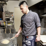 TAKEZO - 才津　修 氏
      
      調理学校で2つの受賞経験あり、輝かしい経歴を持つ料理人
      