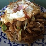 ピー - タイ風焼きそばに目玉焼き