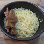 らーめん福や - 替え玉は細麺（100円）。シナチクがのっているんですね！お得！！