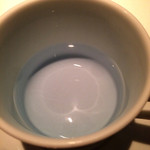 レフェルヴェソンス - 淹れた瞬間だけ青いハーブティー。ハーブを長くお湯にいれておくと、薄い茶色に変わるみたいです。