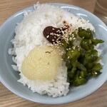横浜ラーメン 武蔵家 - ライスにいろいろのせる