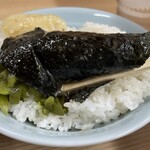 横浜ラーメン 武蔵家 - 海苔で巻くとうまいよね