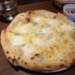 Trattoria Viola - 4種のチーズのピザ