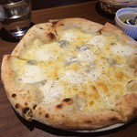 トラットリア ヴィオラ - 4種のチーズのピザ