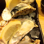 牡蠣小屋 官兵衛 - お通しの生牡蠣は兵庫県産だそうです。