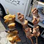 わかきやフーズ - 料理写真:会津地鶏の皮串１本　会津地鶏の焼鳥２本